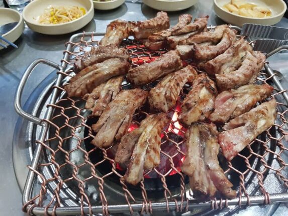 손으로 잡고 뜯어먹는 재미! 전국 쪽갈비 바베큐 맛집 5