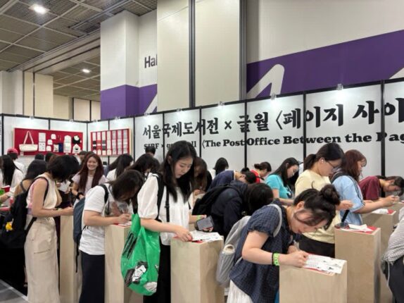 사람에 치여도 “왜 가는지 알겠네” 서울국제도서전 가보니