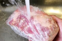 냉동고기 해동 그냥 하면 안돼요! 세균 득실 냉동고기 ‘여기’ 넣으면 생고기처럼 맛있습니다