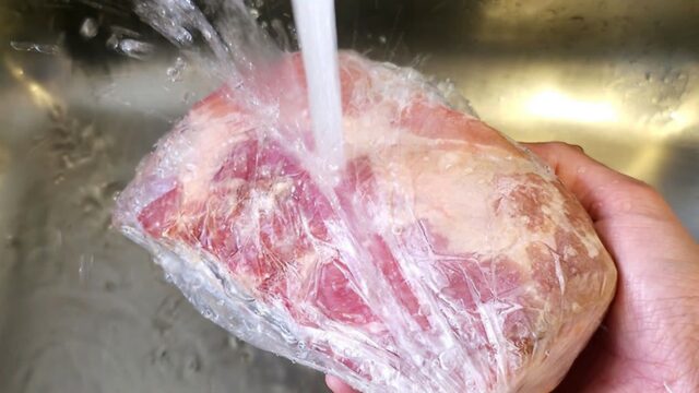 냉동고기 해동 그냥 하면 안돼요! 세균 득실 냉동고기 ‘여기’ 넣으면 생고기처럼 맛있습니다