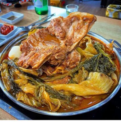 살집 두툼한 뼈다귀를 산더미처럼 쌓아주는, 전국 감자탕 맛집 5곳