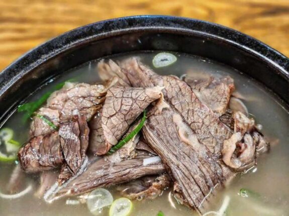 따끈한 국물로 마음을 녹이는, 전국 설렁탕 노포 맛집 BEST 5