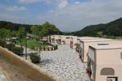 “서울에서 120km 떨어진 이런 자연 속 감성 숙소라니”… 가족 여행객에게 인기인 강원도 힐링 여행지