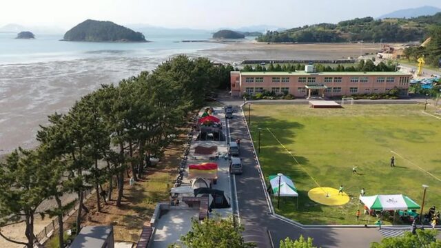 “폐교가 진짜 캠핑장으로 변했다니…” 남해 해변 옆 독특한 휴양 명소