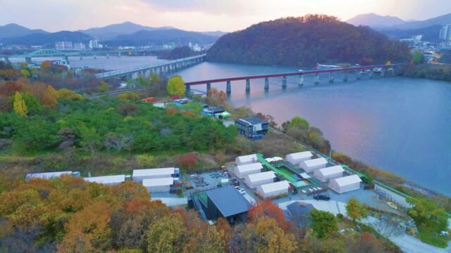 “서울서 70km면 이런 낭만을?”… 오렌지빛 일몰 담은 감성 글램핑 명소