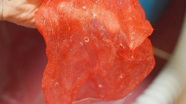 양파망을 세탁기 배수호스에 씌웠더니.. 벌어진 놀라운 일!