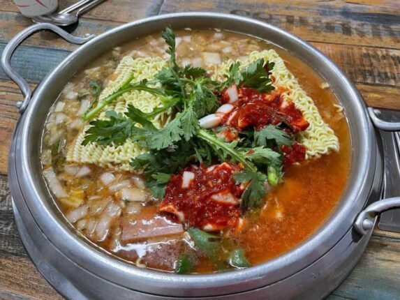 줄 서서 먹는 깊은 맛의 국물! 지역별 인기 부대찌개 맛집 5곳