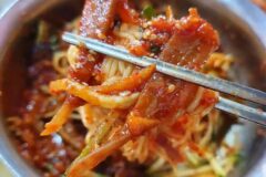 새콤달콤 양념으로 버무린 소박한 맛… 줄 서서 먹는 비빔국수 맛집 5곳