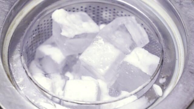 여름철 배수구 냄새 제거 이 ‘얼음’이 효과 만점이라는데!?