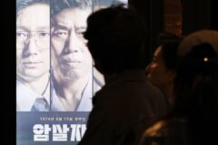 논란에도 다시 정상 ‘암살자(들)’… 개천절 연휴에 달린 흥행 향방