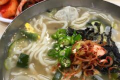 뜨끈한 국물에 쫄깃한 면발! 완벽한 해장을 책임지는 서울 칼국수 맛집 5