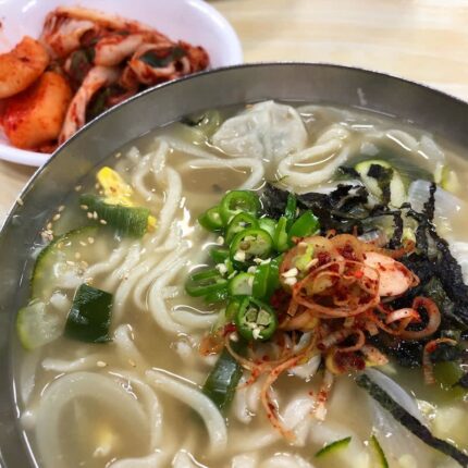 뜨끈한 국물에 쫄깃한 면발! 완벽한 해장을 책임지는 서울 칼국수 맛집 5