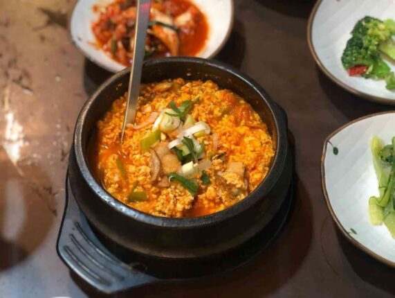 얼큰한 국물에 보들보들한 순두부가 가득! 전국 순두부찌개 맛집 5곳