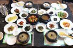 대기업 총수도 5번 찾았다고? 제철 채소들이 가득한 약초밥상 맛집 5곳