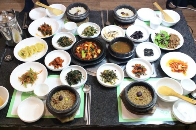 대기업 총수도 5번 찾았다고? 제철 채소들이 가득한 약초밥상 맛집 5곳