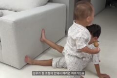 바나나킥 아기 형(5세)의 놀라운 다정함