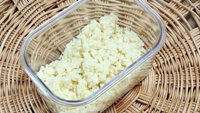마늘 그냥 다지지 마세요! ‘이것’ 넣어 갈변 없이 오래가는 다진마늘 보관법