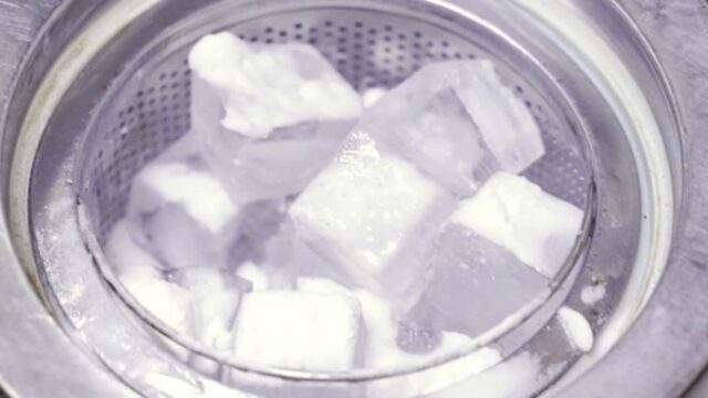 배수구에 ‘이것’을 넣어 두세요! 여름철 골칫거리가 바로 없어집니다