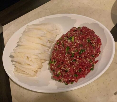 입에 쫙쫙 붙는 그 맛! 쫀득 고소함 터지는 육회 찐맛집 5곳
