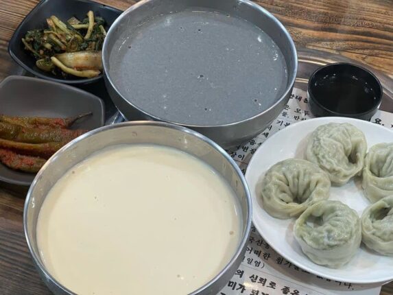 ‘고소하고 담백한 국물이 예술’… 줄 서서 먹는 전국 콩국수 맛집 5곳