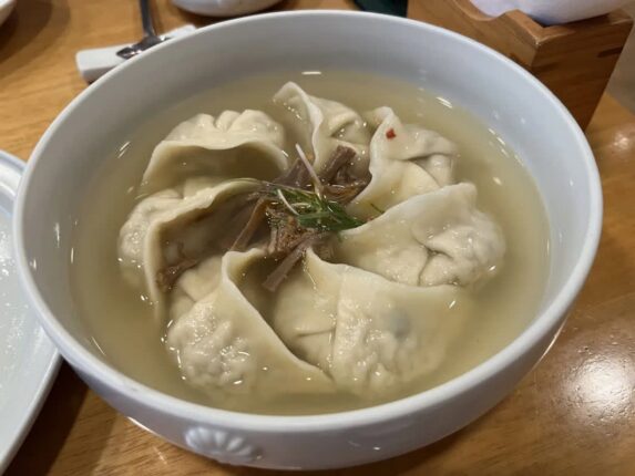 속이 꽉 찬 만두와 포근한 국물! 단골 손님 많은 서울 만두국 맛집 5