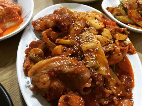 불향 솔솔 부드럽게 볶은 밥도둑 1인자, 줄 서서 먹는 인생 제육볶음 맛집 5곳