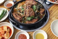 “진짜 이런 뼈다귀탕은 처음이야!”… 주말마다 북적이는 서울 대표 식도락 명소