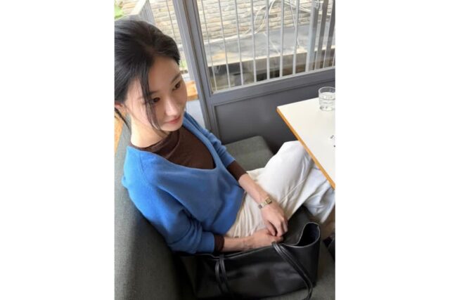 브이넥이 이렇게 깊다고..? 파격적인데 청순한 여돌 니트 ㄷㄷ
