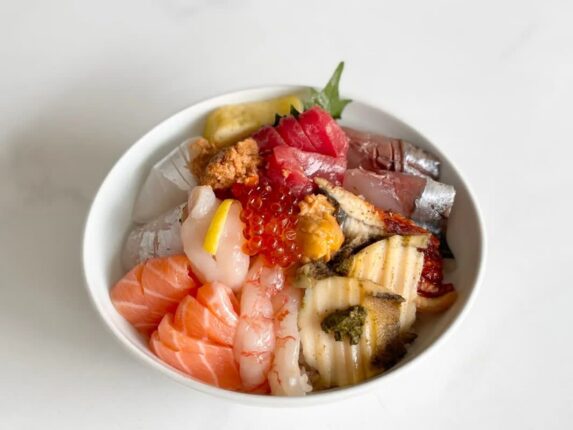 신선한 해산물을 촘촘히 쌓은 한 그릇의 바다! 카이센동 맛집 BEST 5
