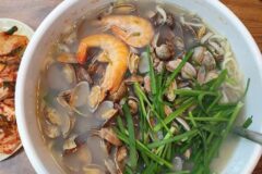 바지락 폭탄! 쫄깃한 면발에 시원한 국물 맛이 예술인 바지락 칼국수 맛집 5
