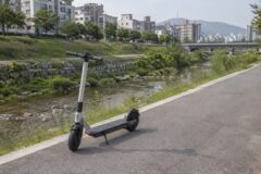 “면허도 없는 14세가 쾅!” 60대 들이받아 하천 추락