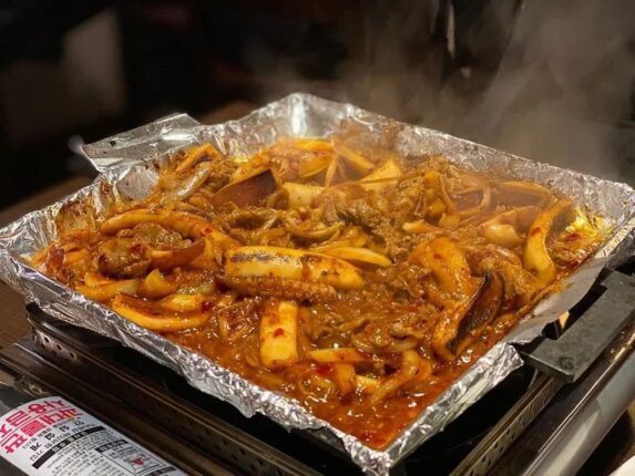 소주가 콸콸 들어가는 불맛 가득 오징어! 오징어볶음 맛집 5곳