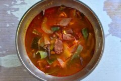 묵직한 국물에 채소와 소고기가 가득! 줄 서서 먹는 육개장 맛집 BEST 5