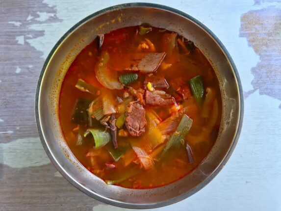 묵직한 국물에 채소와 소고기가 가득! 줄 서서 먹는 육개장 맛집 BEST 5