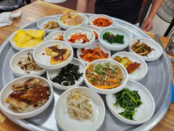 ‘만원에 20첩?!’ 가격이 말도 안된다는 초가성비 백반 맛집 BEST 5