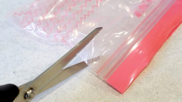 다쓴 지퍼백 버리지 말고 ‘이렇게’ 자르세요! 삶의 질이 달라져요