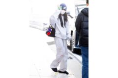 실물이 그렇게 예쁘다는.. 작년 난리났던 ‘제니 패딩 슬리퍼’