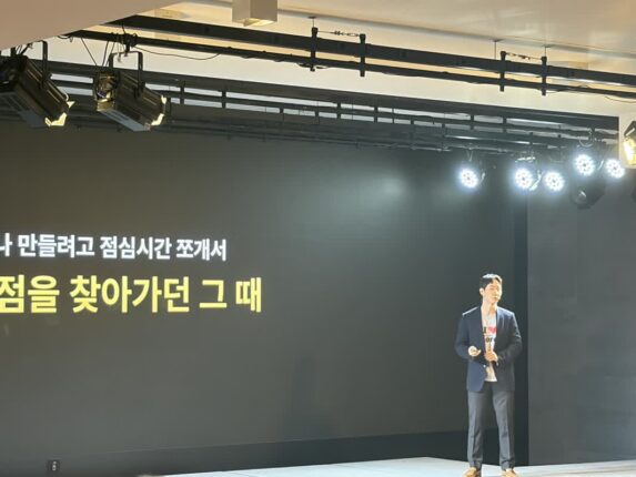 ‘웰컴! 220만명 외국인’ 카카오뱅크서 5분 만에 통장 만든다