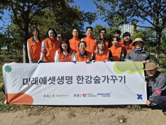 미래에셋생명 봉사단, 이촌한강공원 한강숲 가꾸기 나서