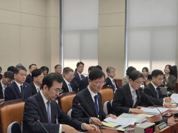 금융지주 퇴직임원 고문·자문행 제동…이찬진 “지배구조 개선안 반영”