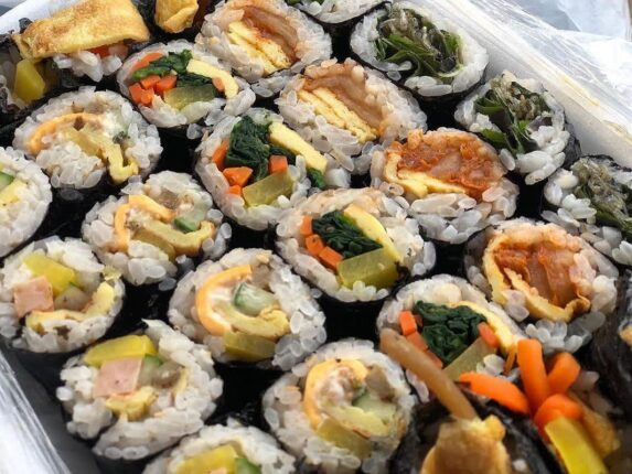 한 입에 쏙! 사이즈는 작지만 알찬 맛으로 유명한 꼬마김밥 맛집 5곳