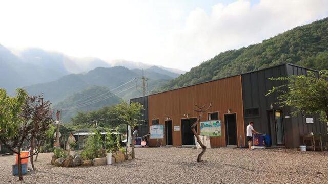 “계곡 따라 50곳이나 캠핑 사이트가 있다고?”… 강원도의 자연을 만끽하는 봉바위돌집 명소