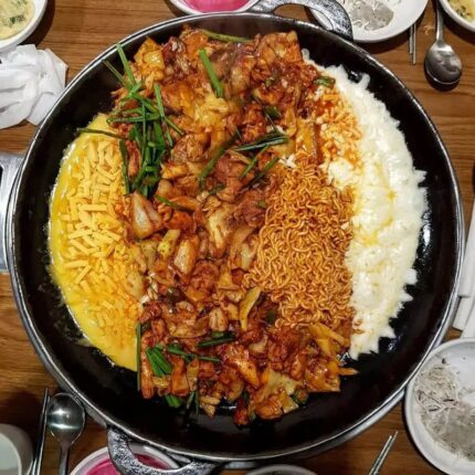 철판 위에서 지글지글! 풍성한 토핑으로 즐기는 닭갈비 맛집 5