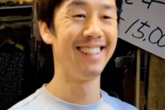 “안 예쁘면 개집에 깔아!” 개그맨 뺨치는 입담으로 유명해진 ‘남대문 스카프 아저씨’