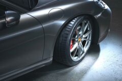 “전기차 승차감 확 바뀐다”… 타이칸·BMW 전기차가 앞다퉈 신는 ‘국산 신발’
