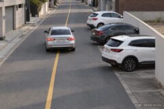 “왕복4차로도로 전부 길막” 가려면 중앙선 넘어가야 하는 황당한 한국 도로
